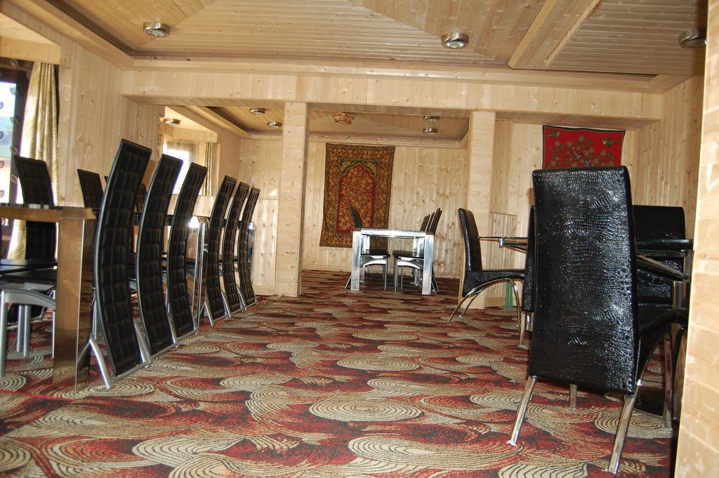 Hotel Zahgeer Continental Гулмарг Стая снимка