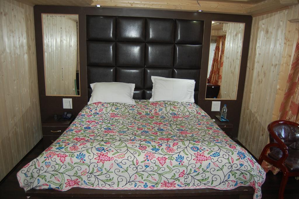 Hotel Zahgeer Continental Гулмарг Стая снимка