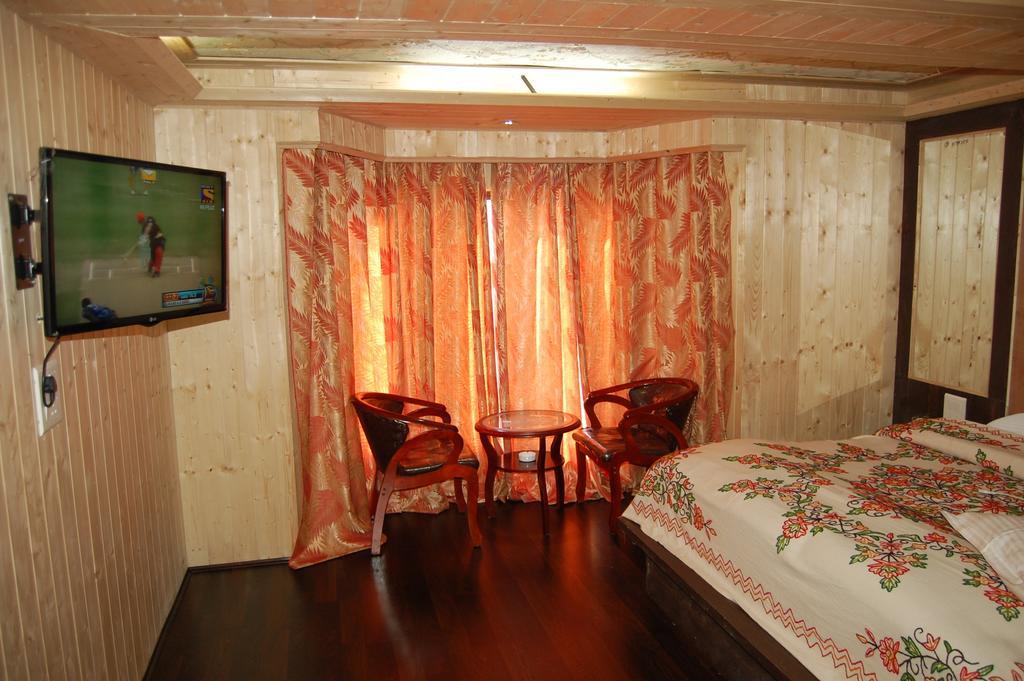 Hotel Zahgeer Continental Гулмарг Стая снимка