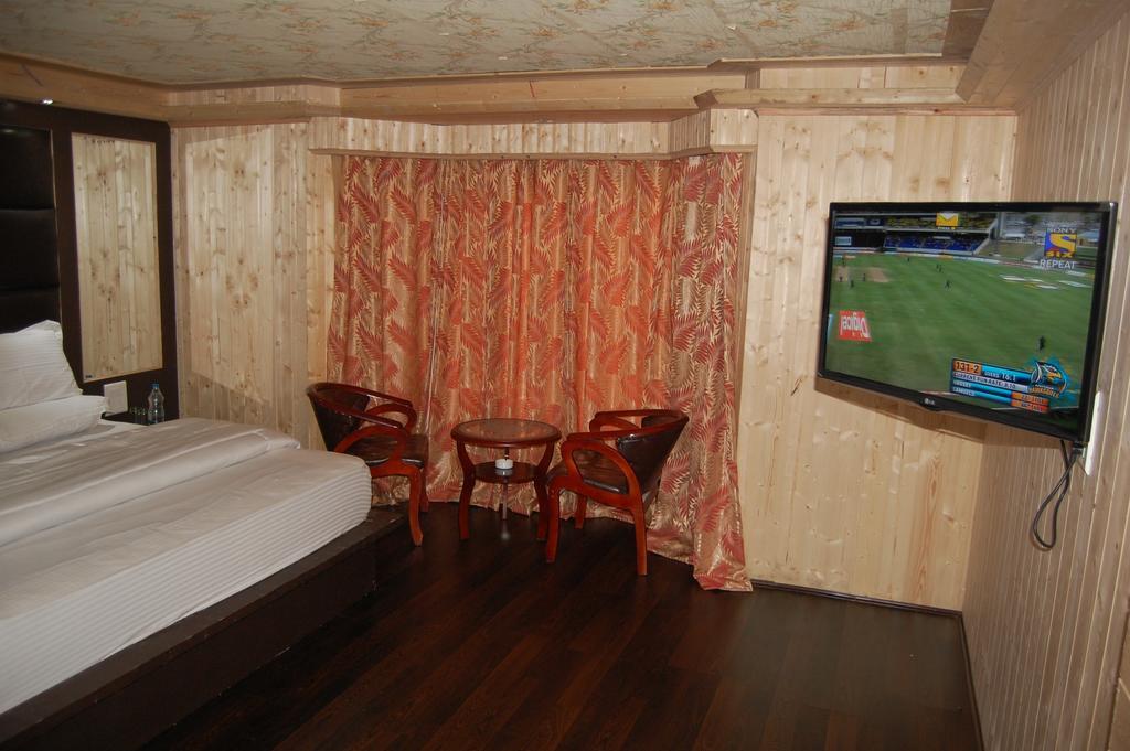 Hotel Zahgeer Continental Гулмарг Стая снимка