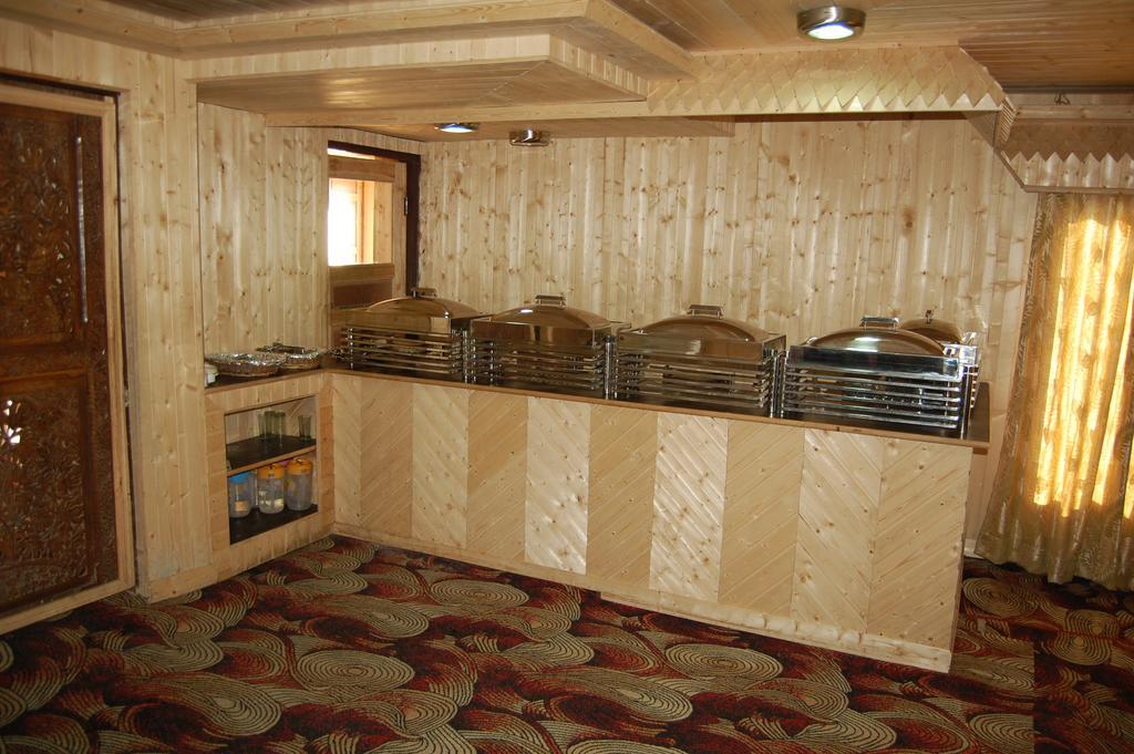 Hotel Zahgeer Continental Гулмарг Стая снимка