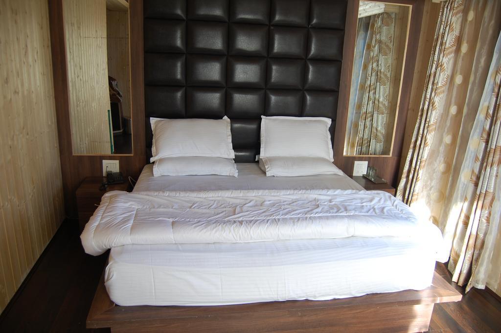 Hotel Zahgeer Continental Гулмарг Стая снимка