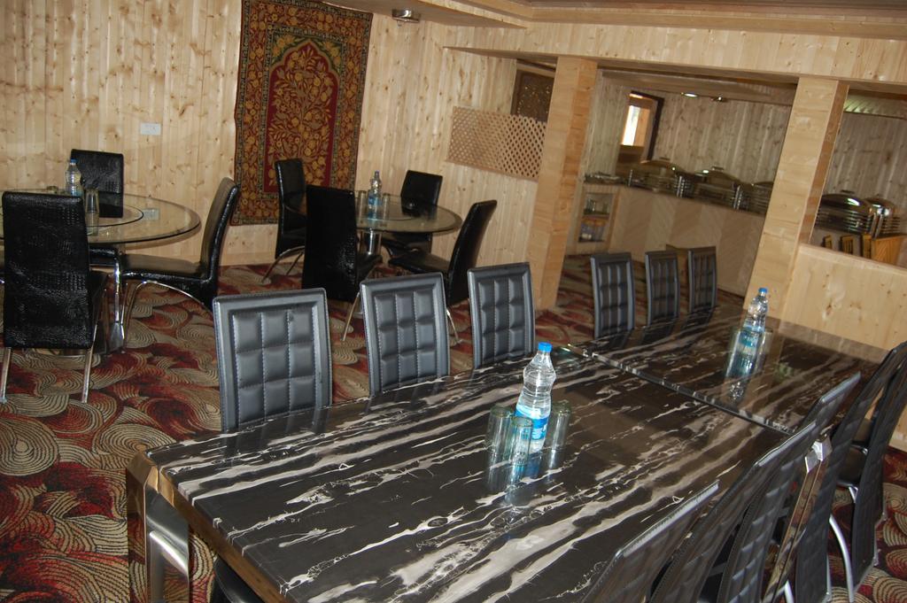 Hotel Zahgeer Continental Гулмарг Стая снимка