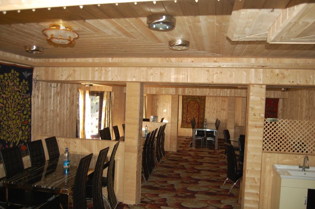 Hotel Zahgeer Continental Гулмарг Стая снимка