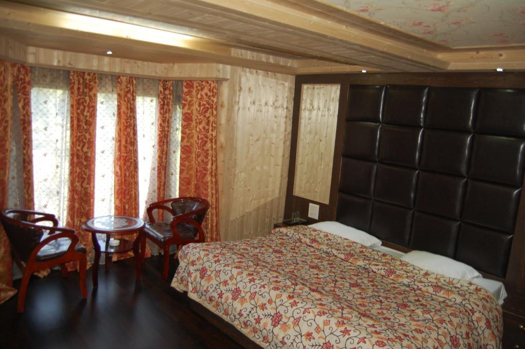 Hotel Zahgeer Continental Гулмарг Стая снимка