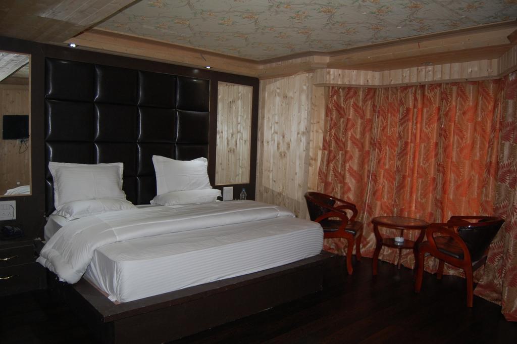 Hotel Zahgeer Continental Гулмарг Стая снимка