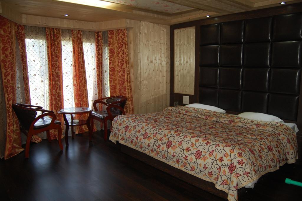 Hotel Zahgeer Continental Гулмарг Стая снимка