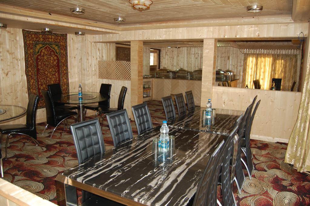 Hotel Zahgeer Continental Гулмарг Стая снимка